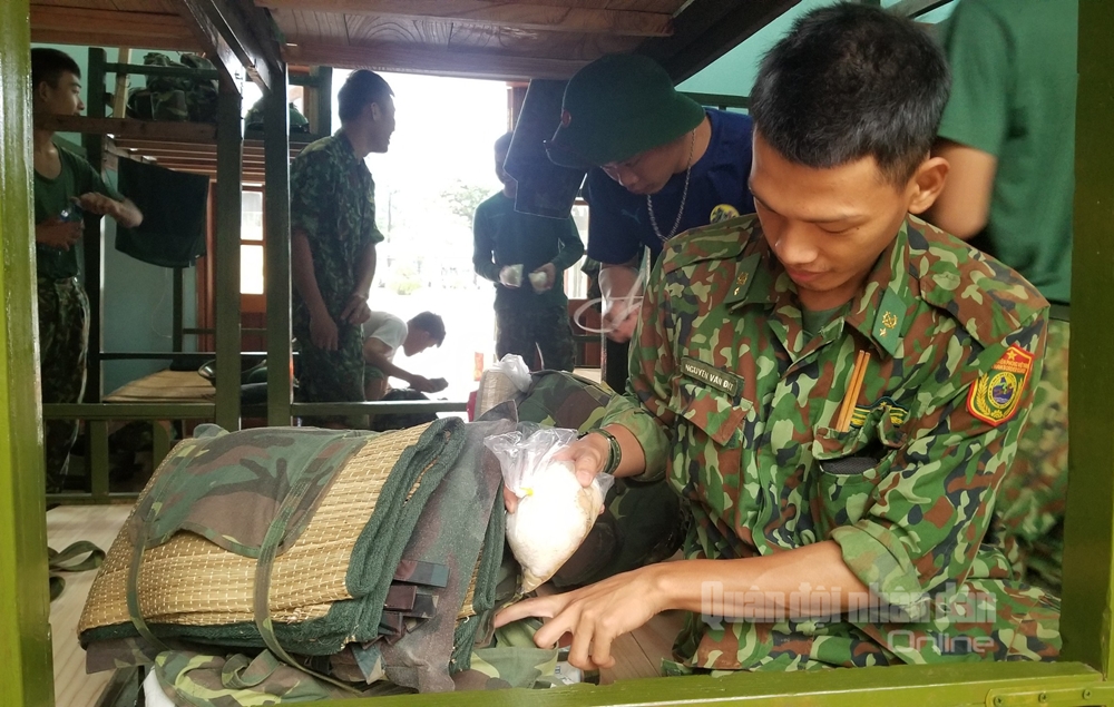 Các cán bộ, chiến sĩ được lựa chọn là những người trẻ, khỏe, có kinh nghiệm đi rừng.